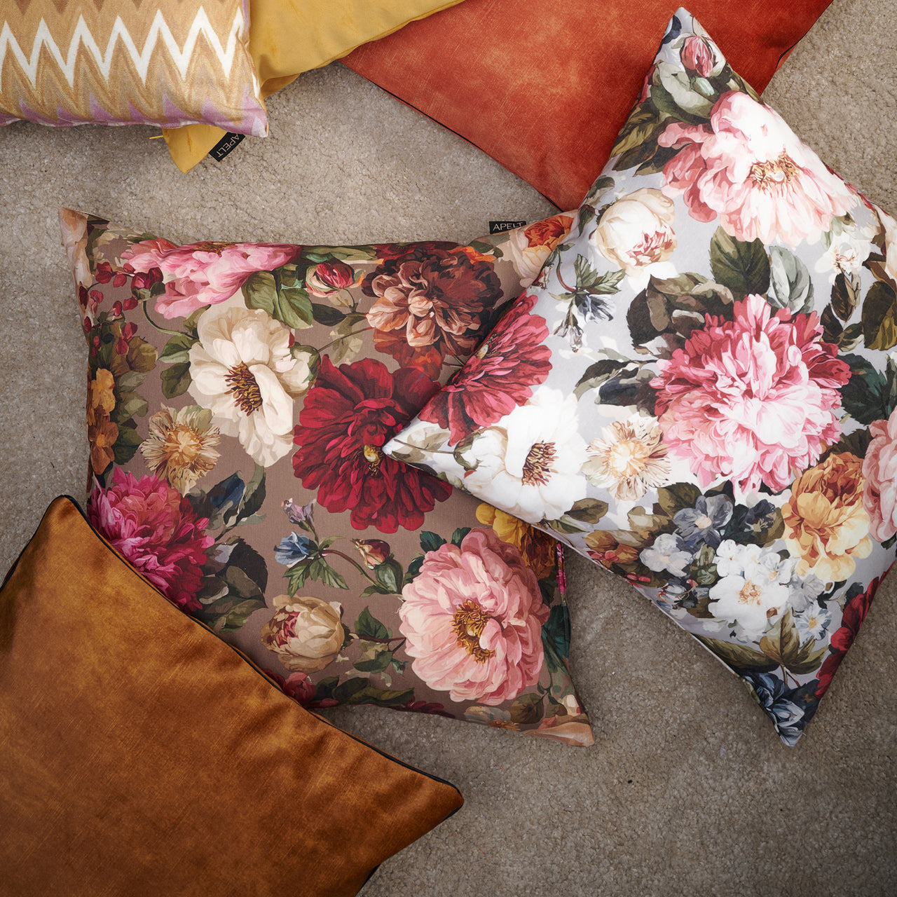 APELT 7405 Kissen Nackenrolle Blumenmotive im englischen Landhausstil
