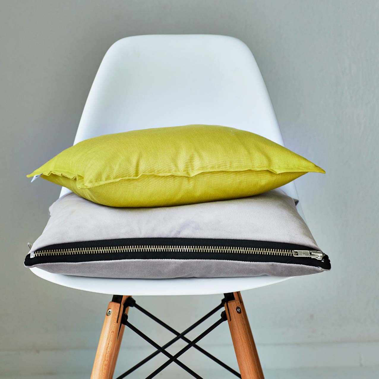 APELT Tassilo Kissenbezug Uni Samt Statement Reißverschluss