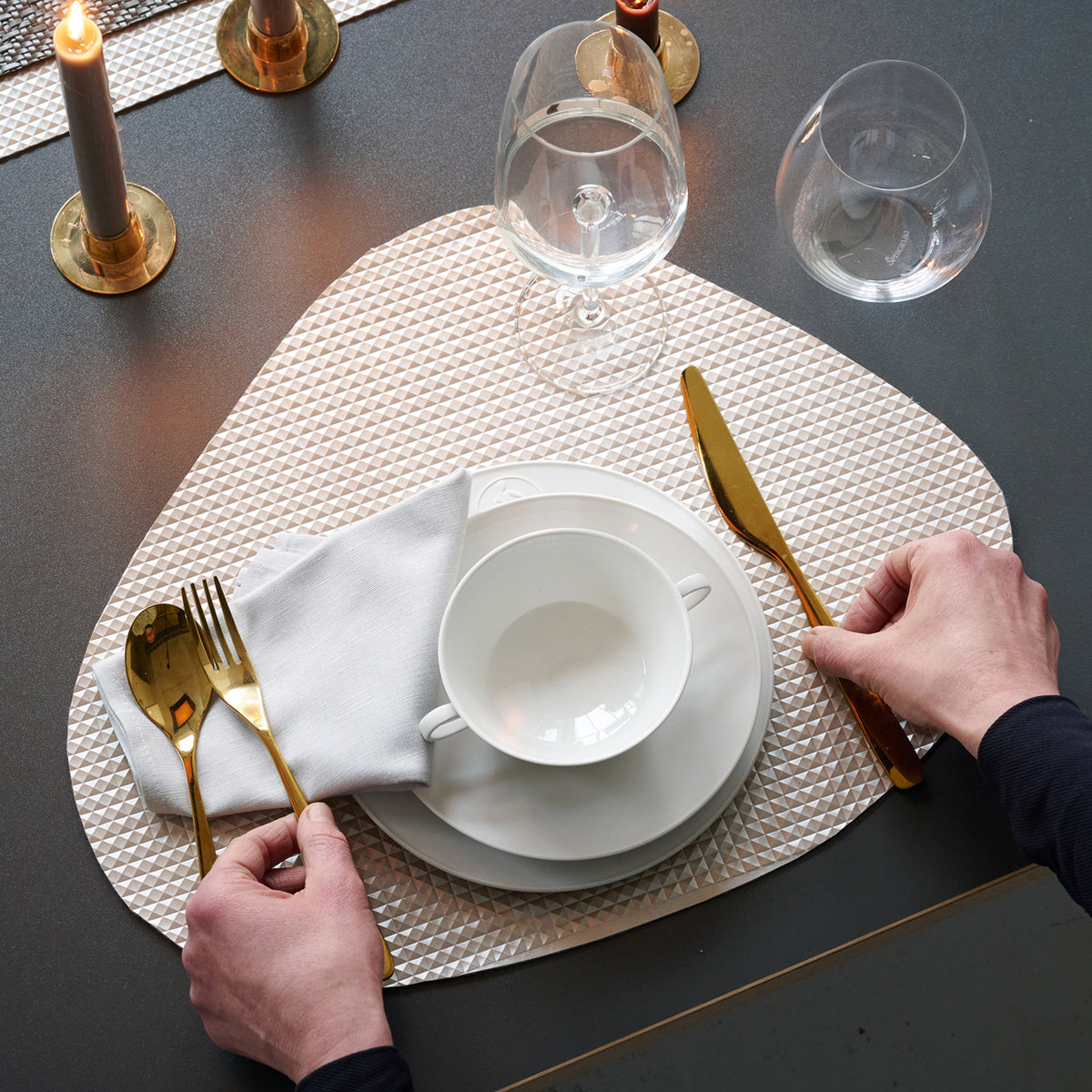 APELT Glam 4er Set Glasuntersetzer cooles neues Material mit grafischer Technostruktur und Fleckschutz