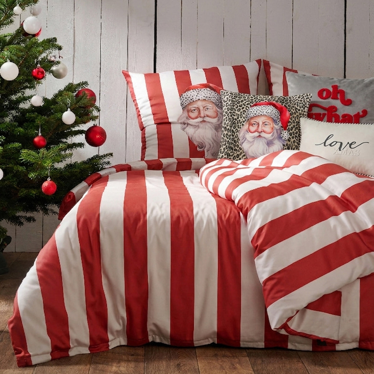 APELT Paul Bettwäsche Baumwoll-Satin Streifendesign mit Nikolaus ist auf dem Kopfkissen