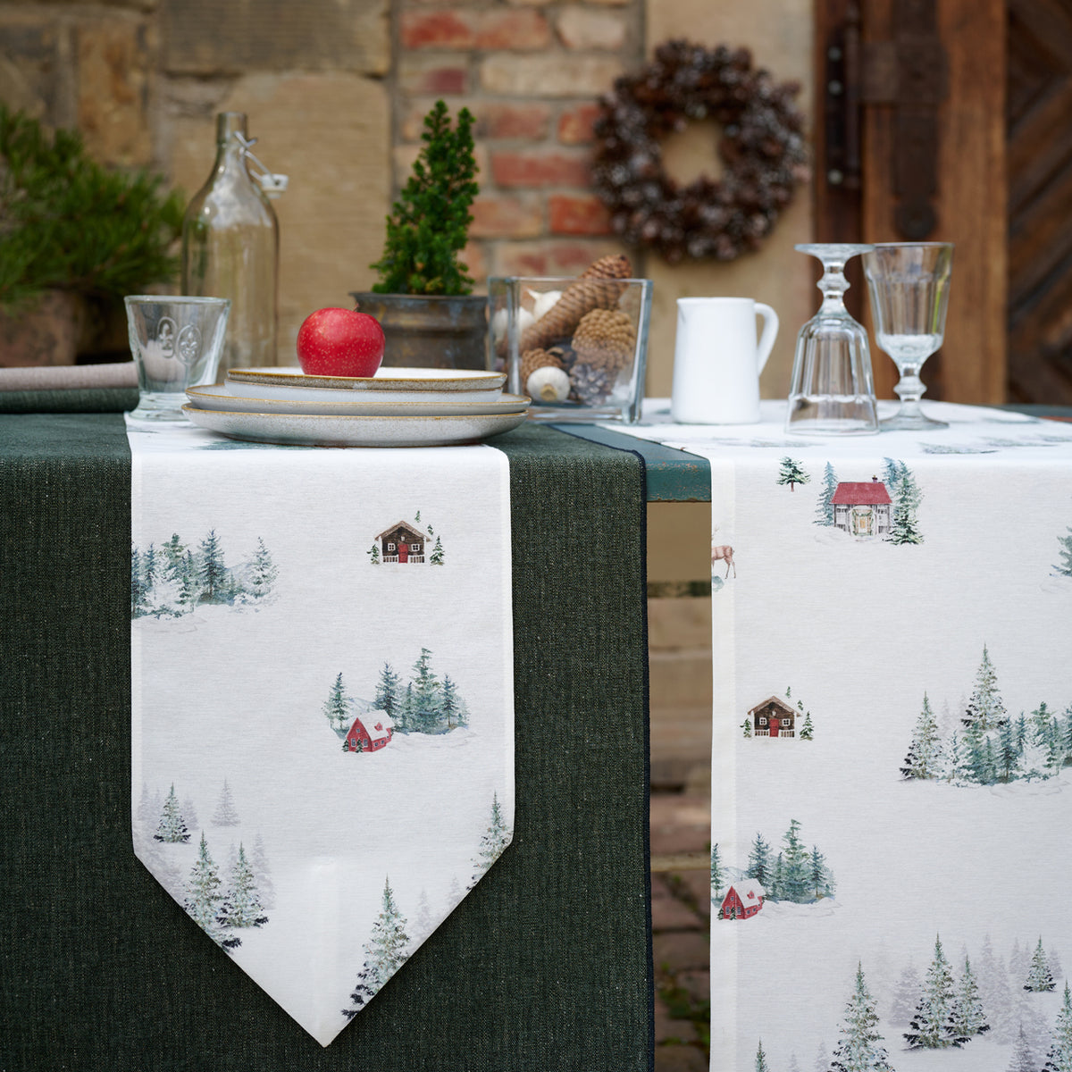 APELT 8105 Kissen Winterwelt-All-over mit verschneiten Wald- und Hüttenimpressionen