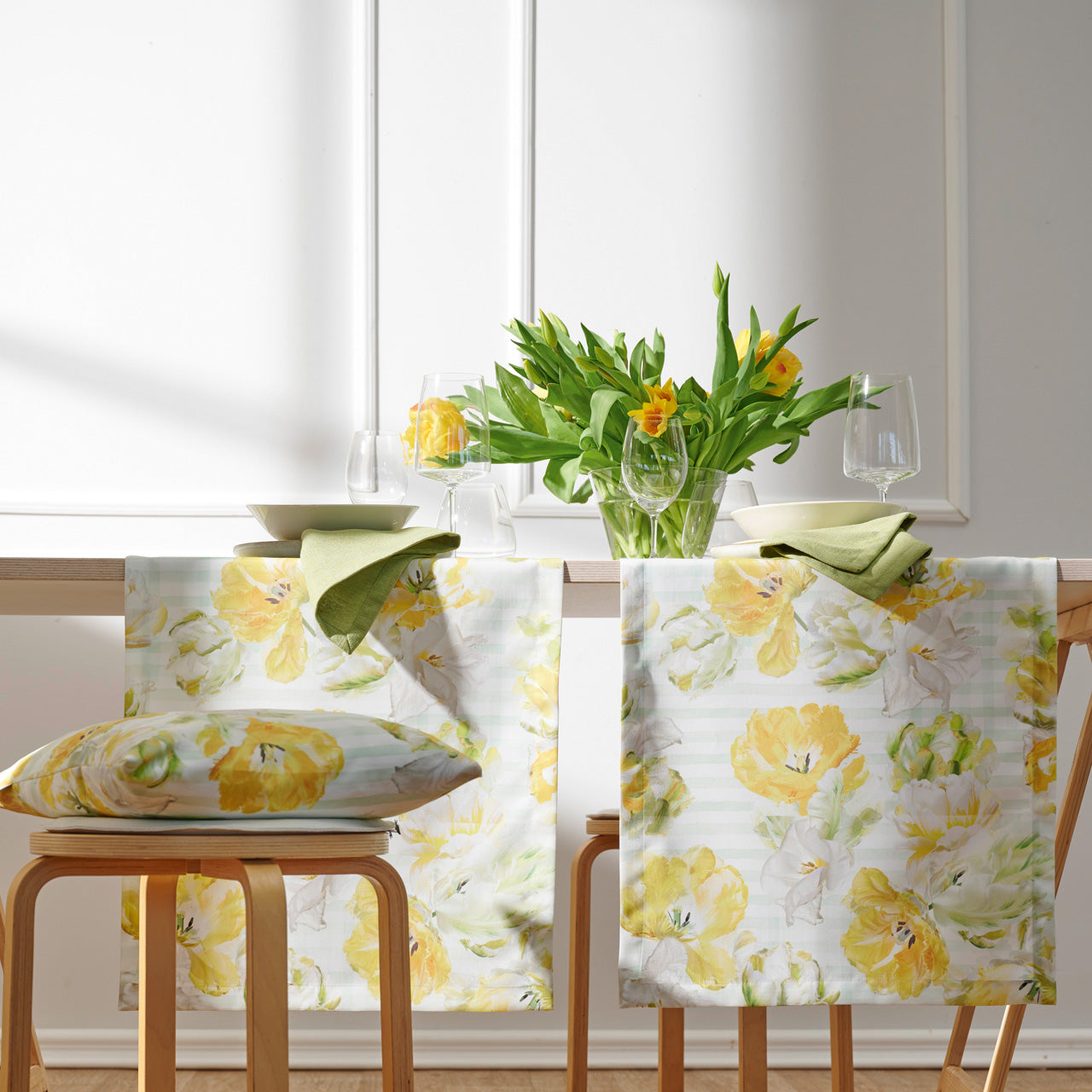 APELT 6405 Tischdecke Papageientulpen Frühjahrsblüten