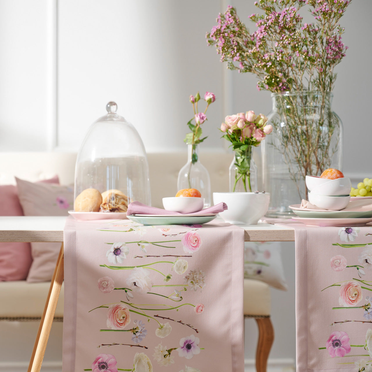 APELT 6403 Tischläufer Frühlingsblüten Ranunkeln Tulpen Anemonen