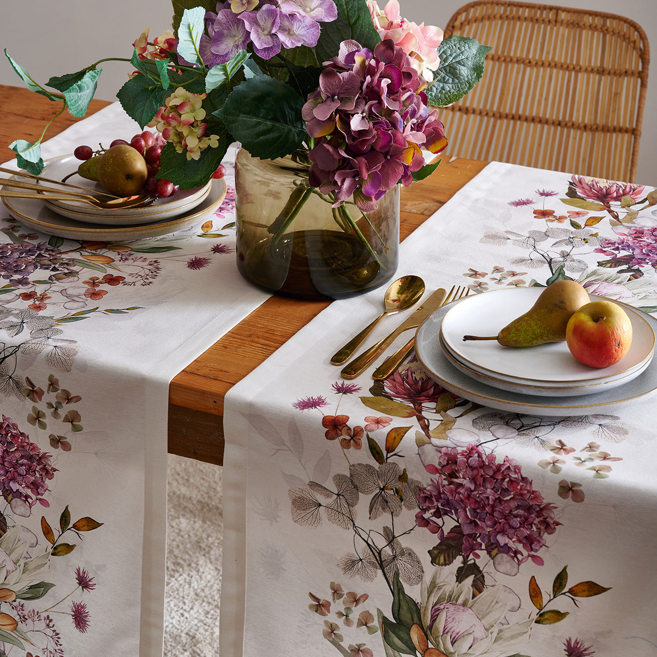 APELT 3402 Läufer zarte Herbstblüten – APELT Stoffe