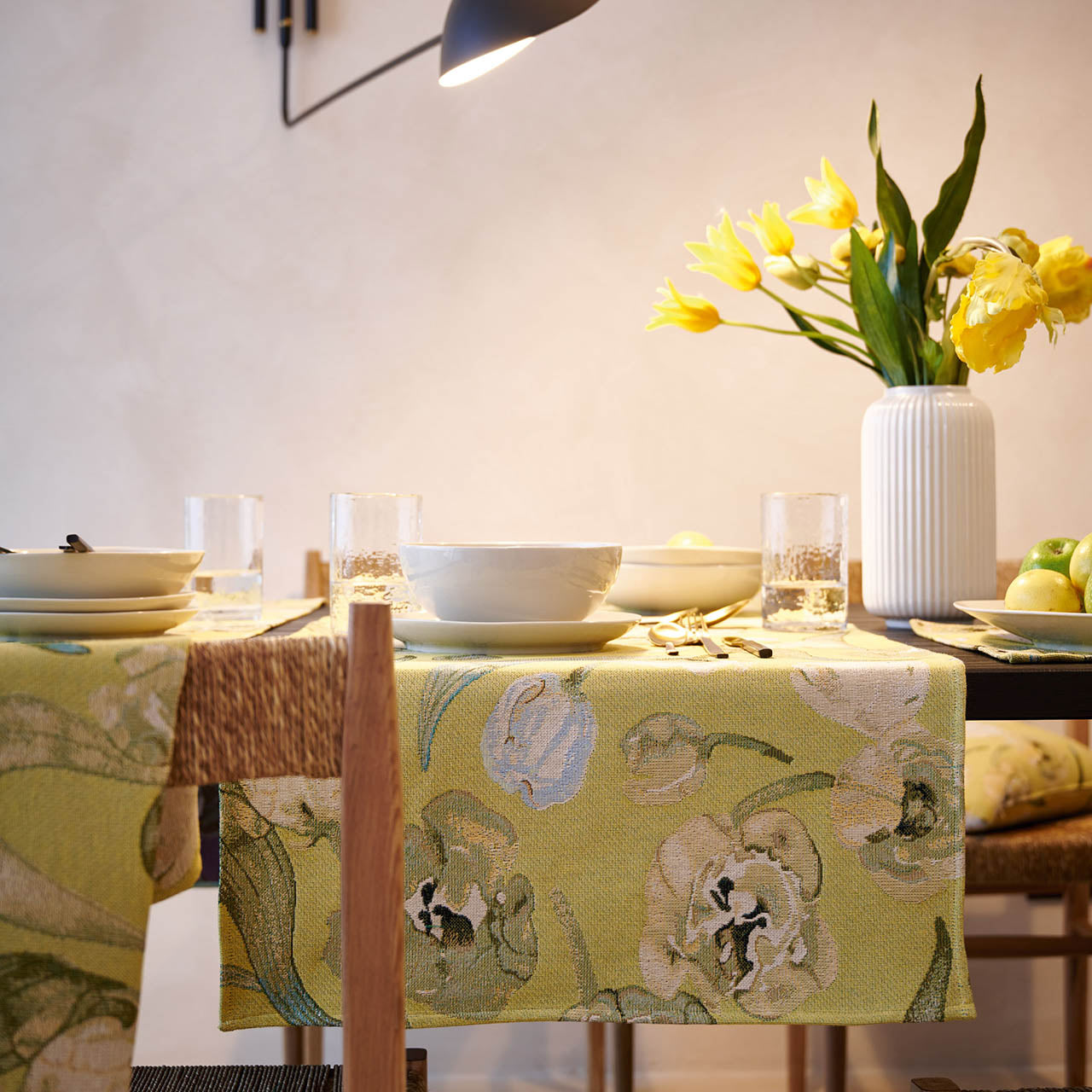 APELT 6728 Kissen Frühlingsmotiv elegente Blüten und Blätter