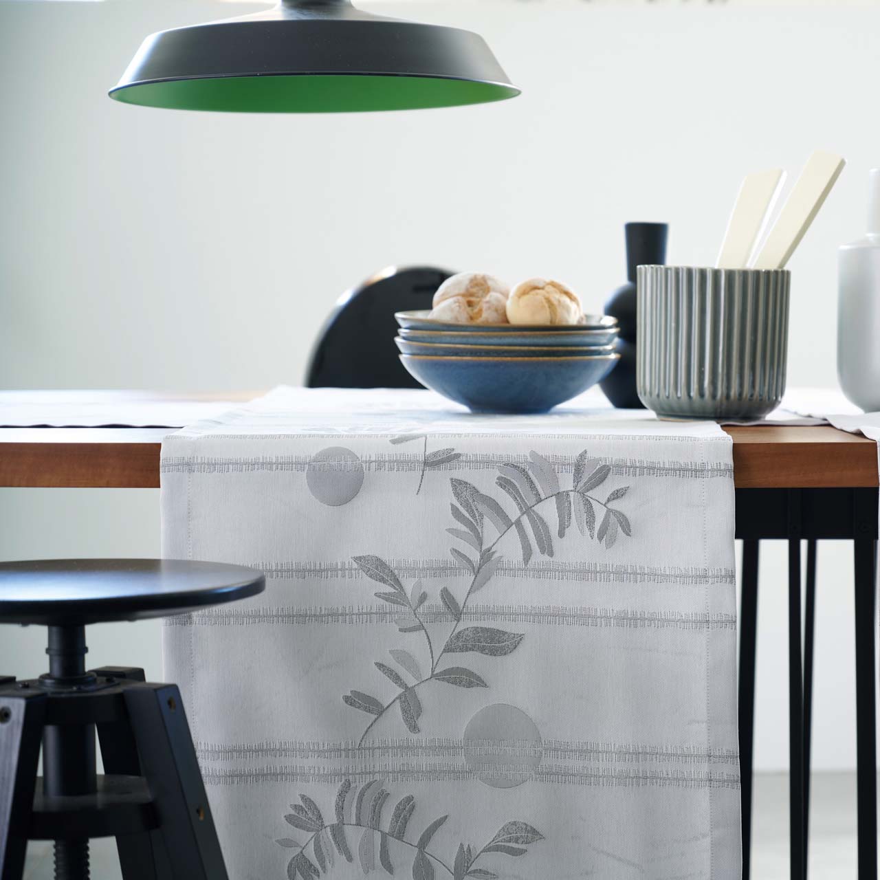 APELT 6871 Tischläufer Blattmotiv