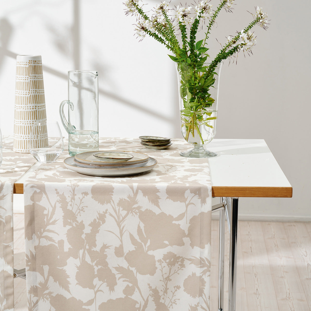 APELT 7002 Tischläufer Sommerblüten als Faux-Uni all-over