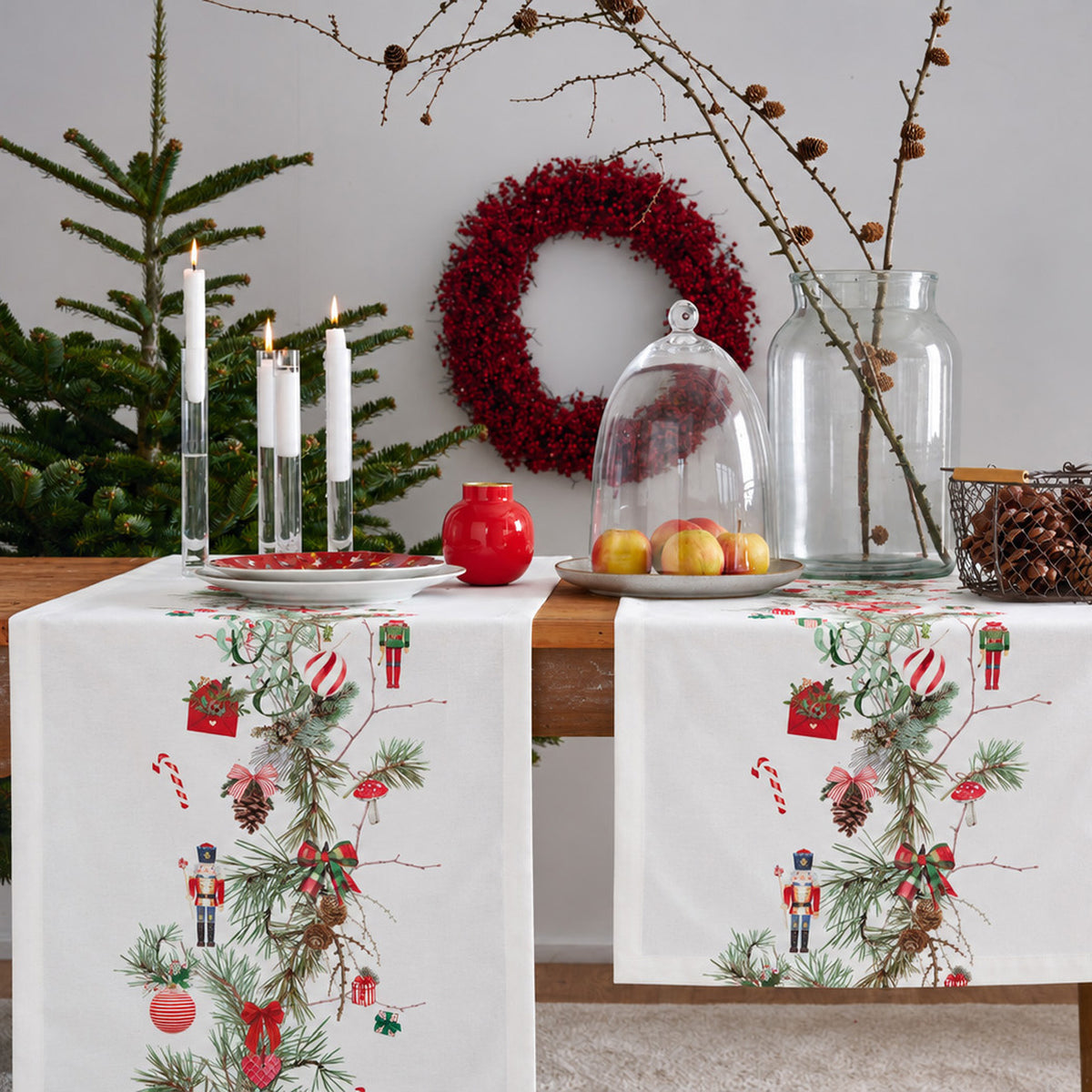 APELT 8110 Tischläufer Wintermotiv mit Lärchenzweigen, Nussknackern und weihnachtlichen Motiven