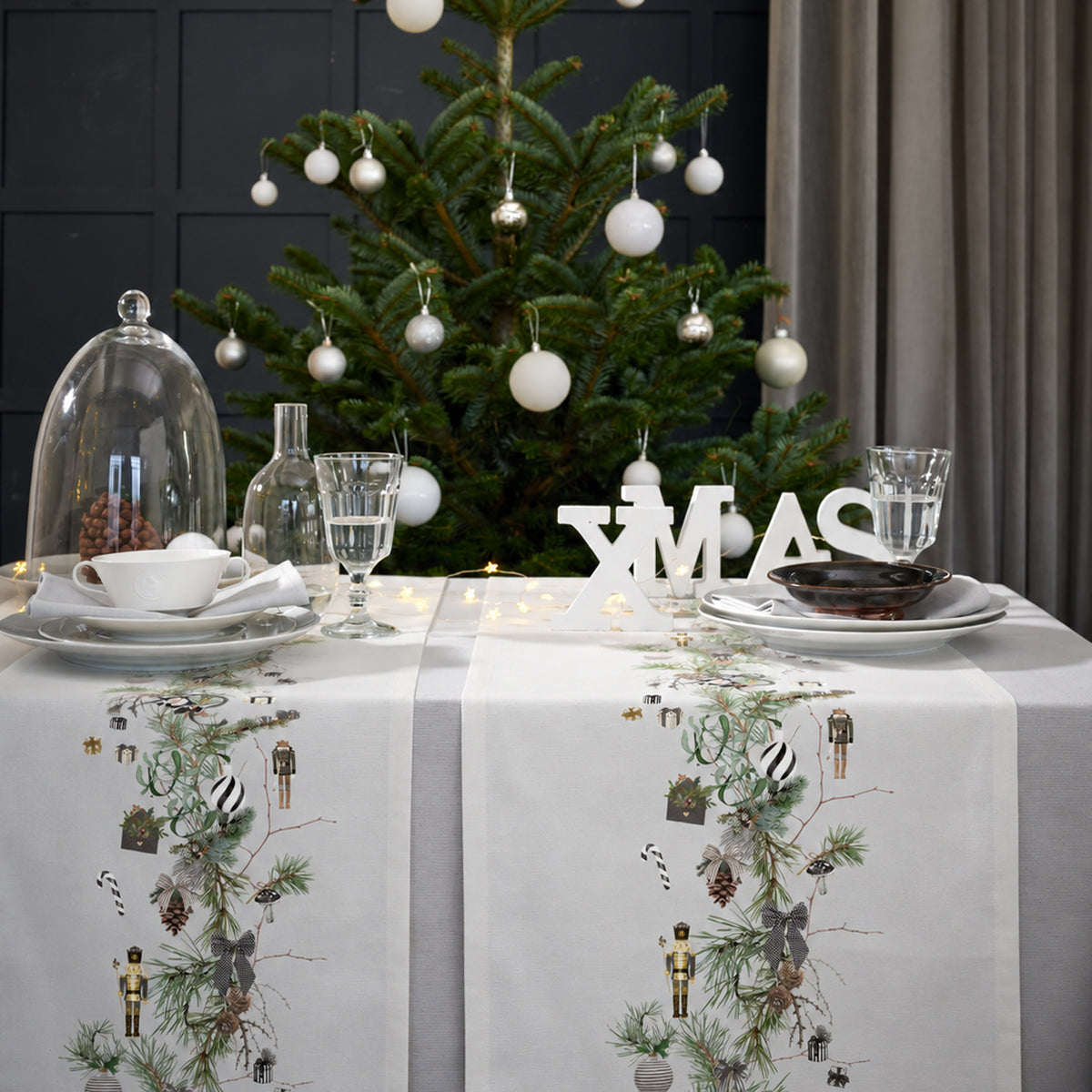 APELT 8110 Tischläufer Wintermotiv mit Lärchenzweigen, Nussknackern und weihnachtlichen Motiven