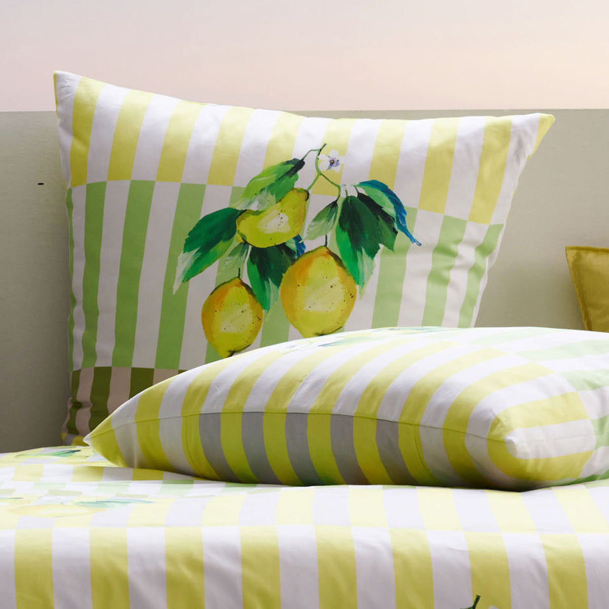 APELT Fresh Bettwäsche Baumwoll-Satin Citronen auf Streifen – APELT Stoffe