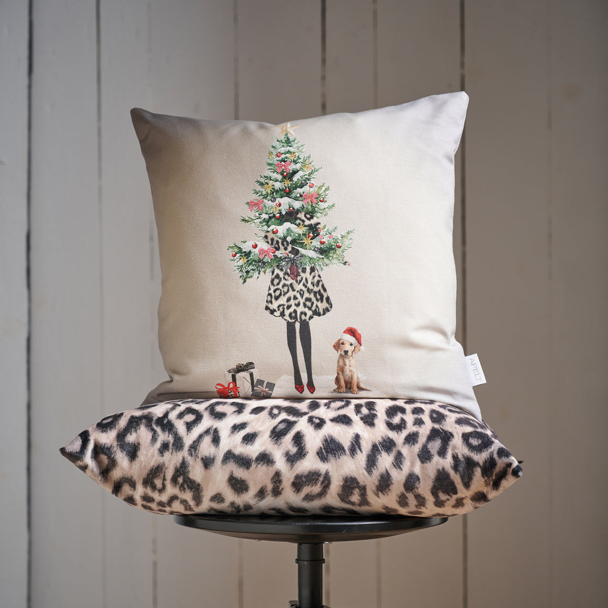 APELT Holly Kissenbezug schicke Holly im Leoprint-Mantel bringt den geschmückten Weihnachtsbaum nach Hause!