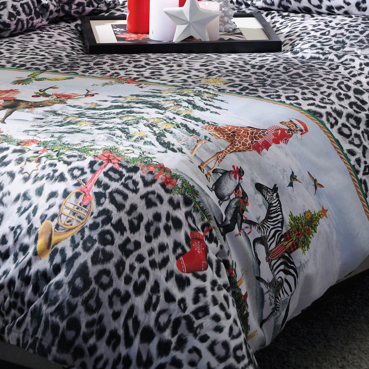 APELT Hugo Bettwäsche Baumwoll-Satin exotische Tiere in Weihnachtsstimmung und Leoprint-Umrandung