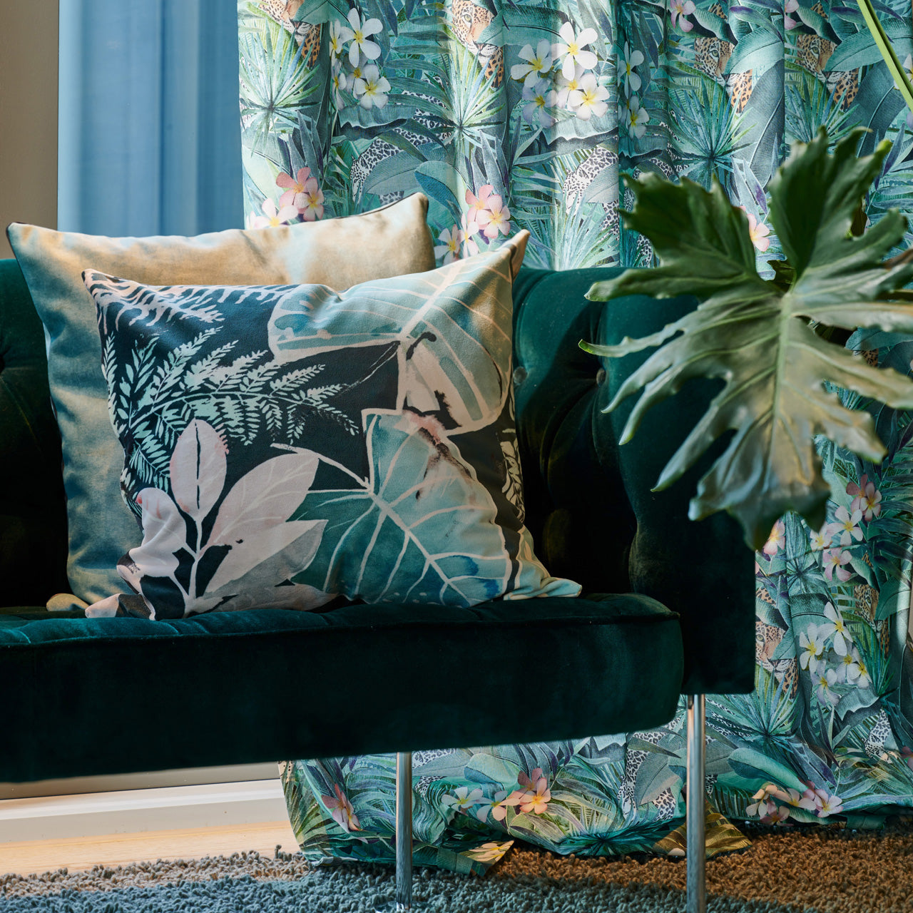 APELT Jody Samt Kissen künstlerisches Blattmotiv