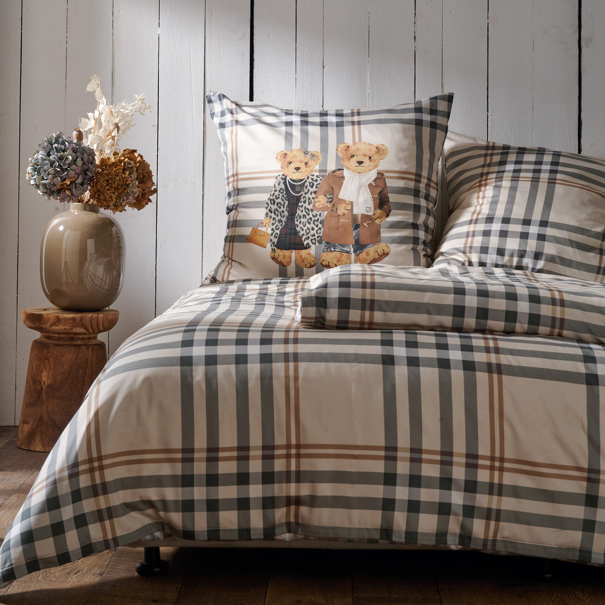 APELT John Bettwäsche Baumwoll-Satin Karodesign mit topmodisch gekleideten Bärenpaar