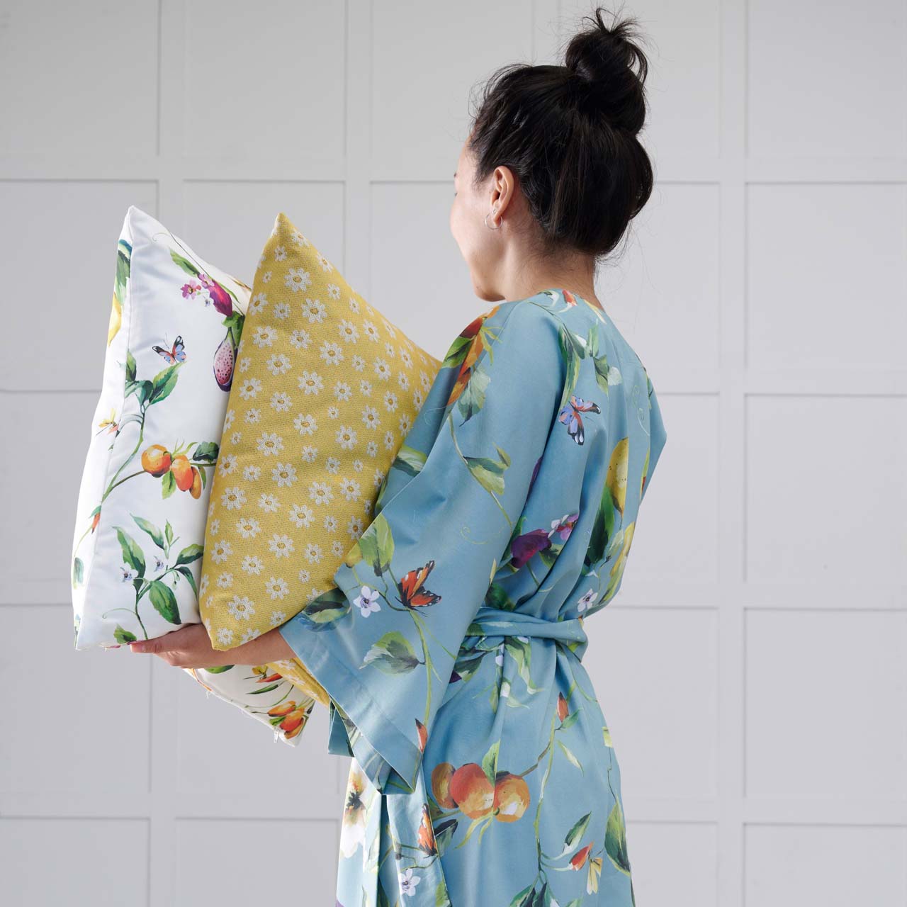 APELT Limone Kimono Baumwoll-Satin Gemalte Sommerfrüchte und südliche Blütenzweige