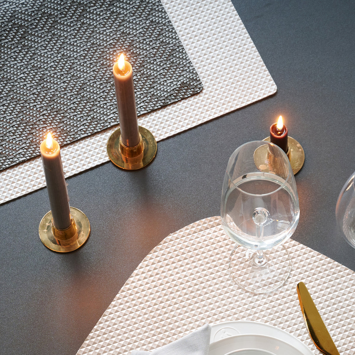 APELT Metallico Tischset cooles neues Material mit grafischer Flechtstruktur