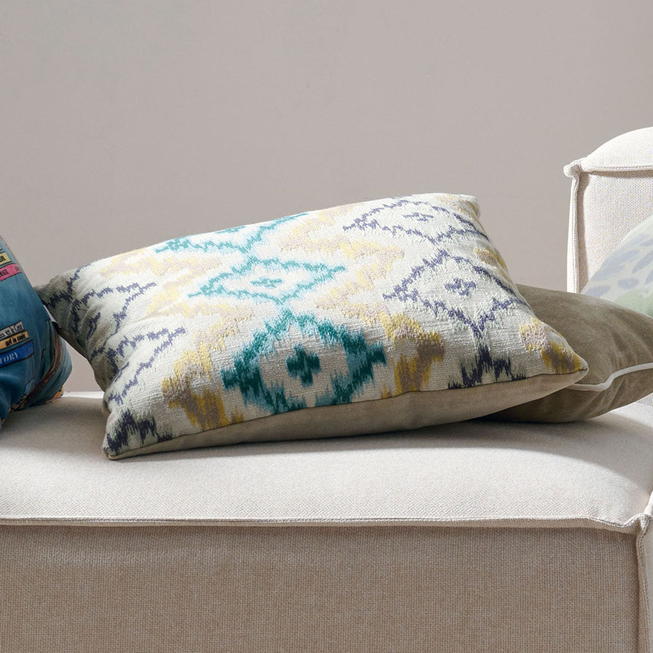 APELT Milan Kissen Jacquard-Kissenstoff in klassischem Ikat-Design