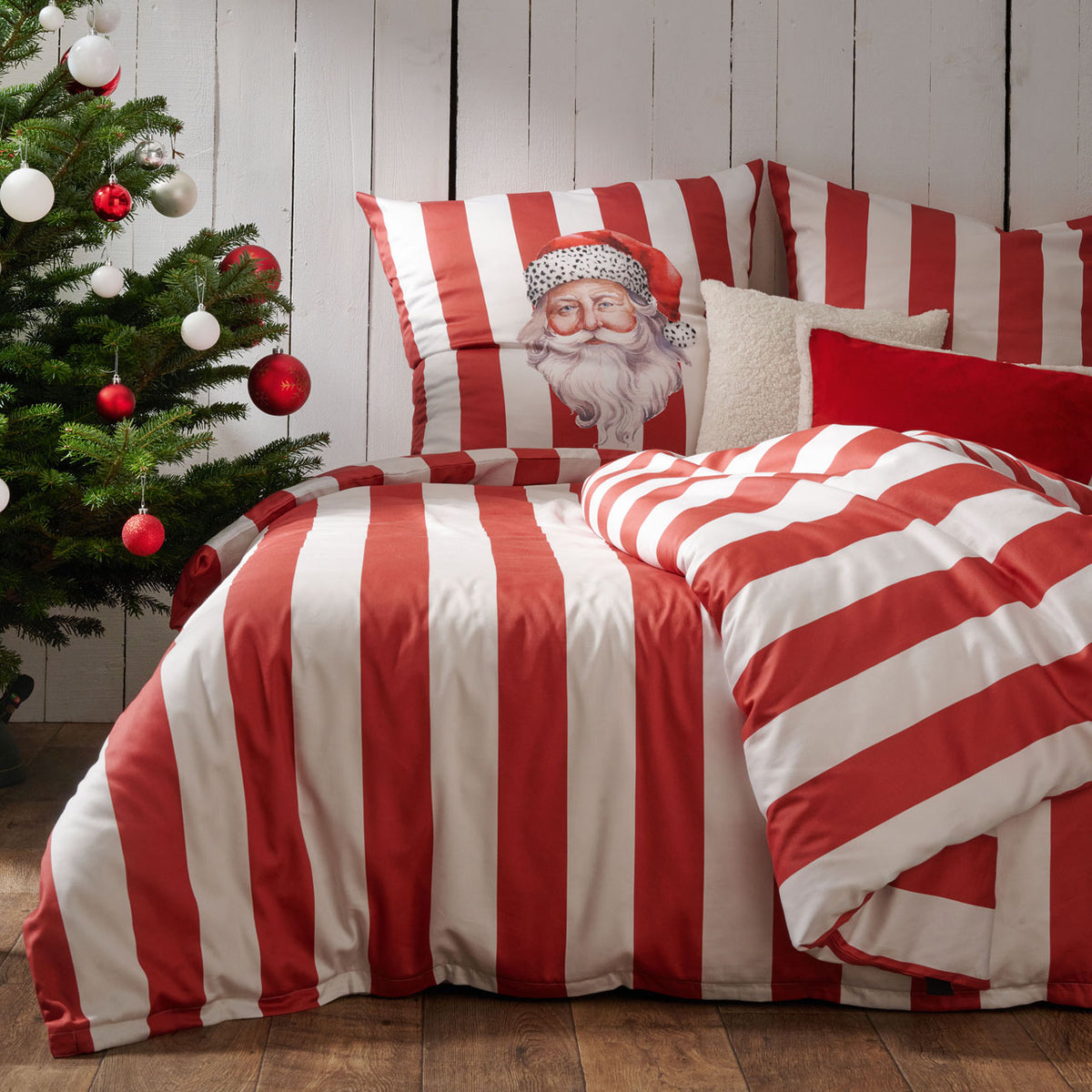APELT Paul Bettwäsche Baumwoll-Satin Streifendesign mit Nikolaus ist auf dem Kopfkissen