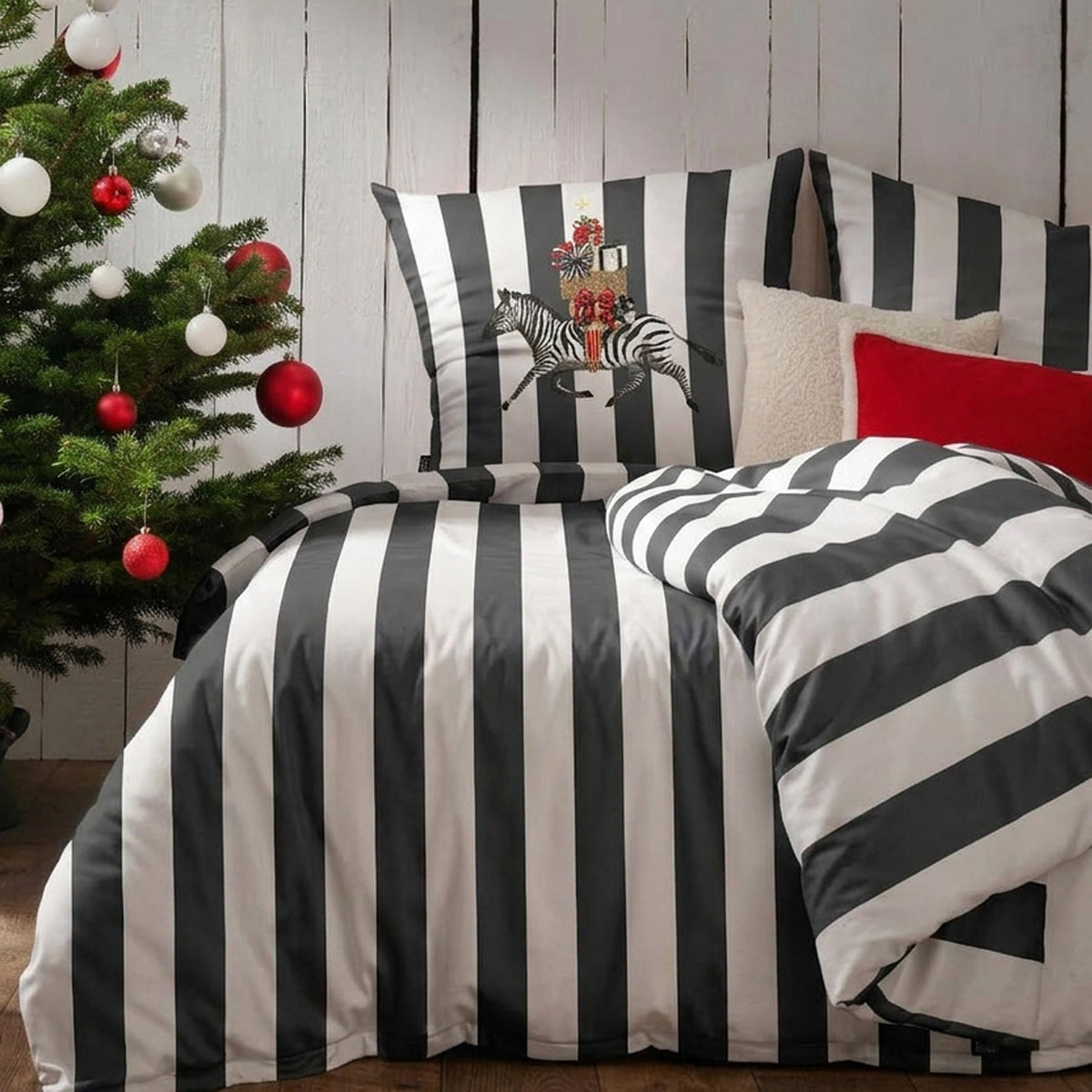 APELT Pepe Bettwäsche Baumwoll-Satin Streifendesign mit  Weihnachtszebra & Geschenke-Aufbau