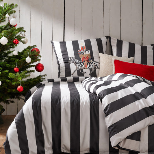 APELT Pepe Bettwäsche Baumwoll-Satin Streifendesign mit  Weihnachtszebra & Geschenke-Aufbau