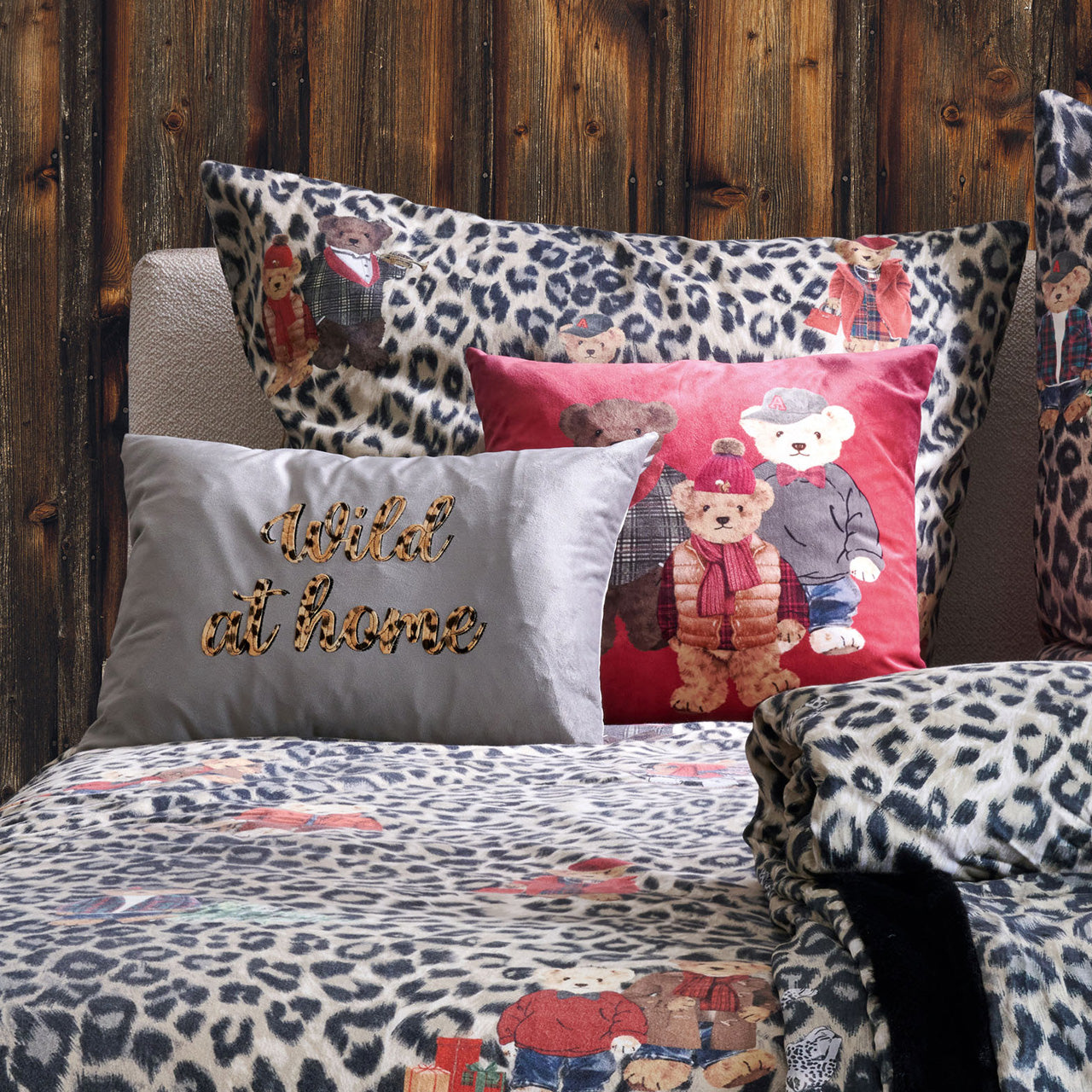 APELT Wild gesticktes Statement-Kissen